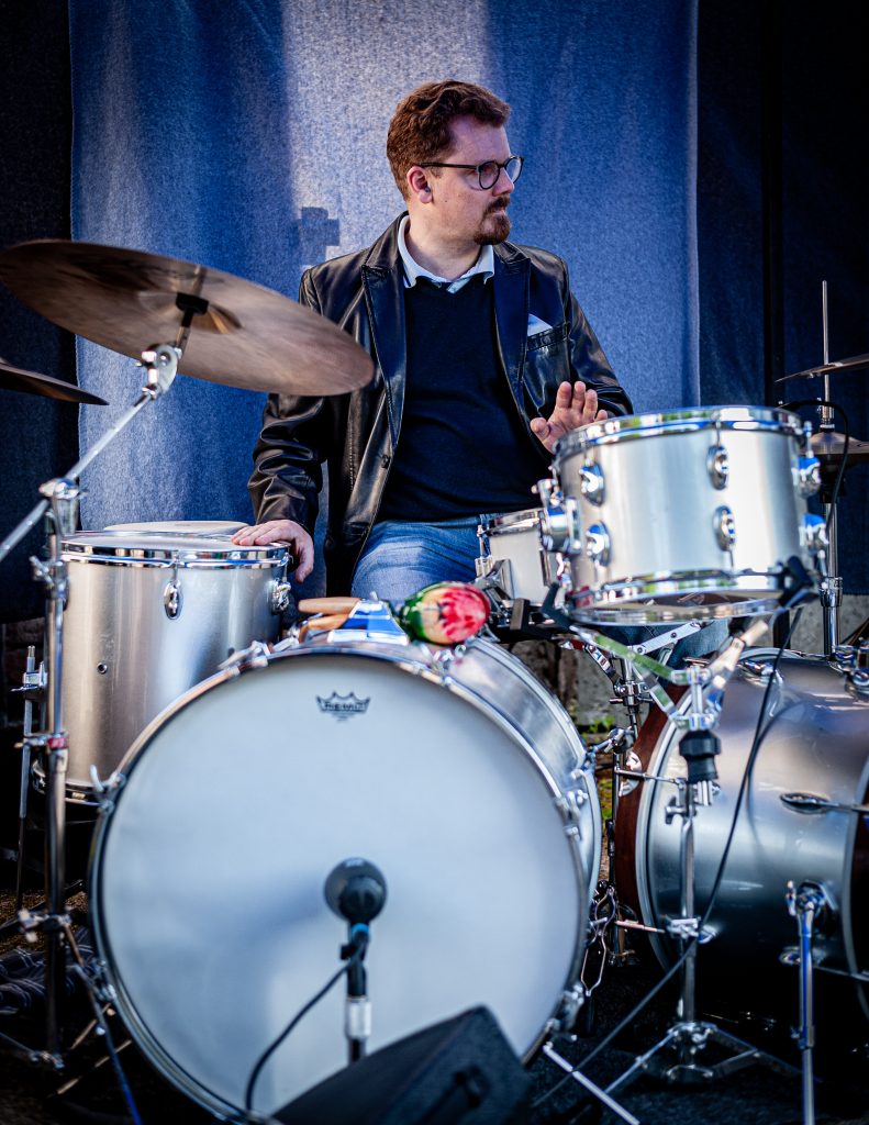 Anssi Sipola, Harmaa Seura